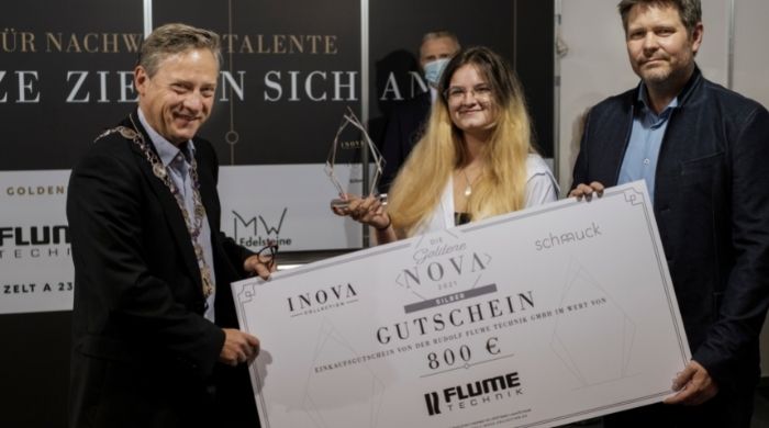 Rhea Auberger nahm den Preis für den zweiten Platz von Michael Jahr, Obermeister der Gold- und Silberschmiede-Innung sowie Juweliere Frankfurt entgegen. (Bildcredit: Stefan Höning)