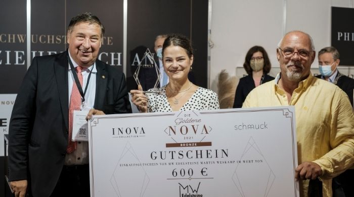 Malin Sleebom freute sich über den dritten Platz und nahm den Preis von Kurt Soucek, Vizepräsiden Me., Zentralverband Deutsche Goldschmiede entgegen. (Bildcredit: Stefan Höning)